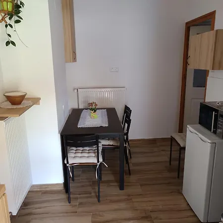 Apro Vendeghaz Apartmán Opusztaszer
