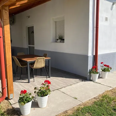 Apro Vendeghaz Apartmán *